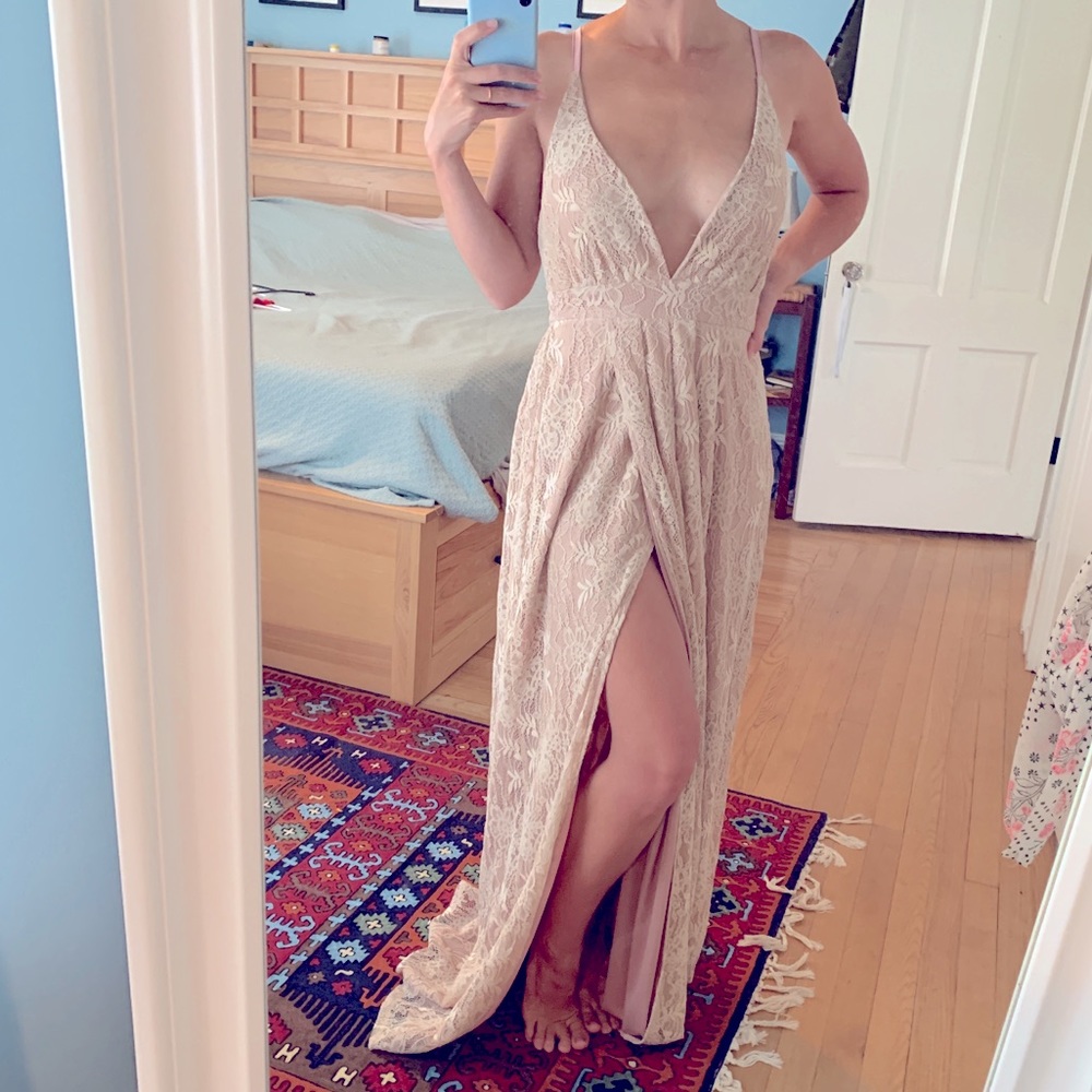 Lulu’s maxi dress, size small. New with tags. Pretty blush color.